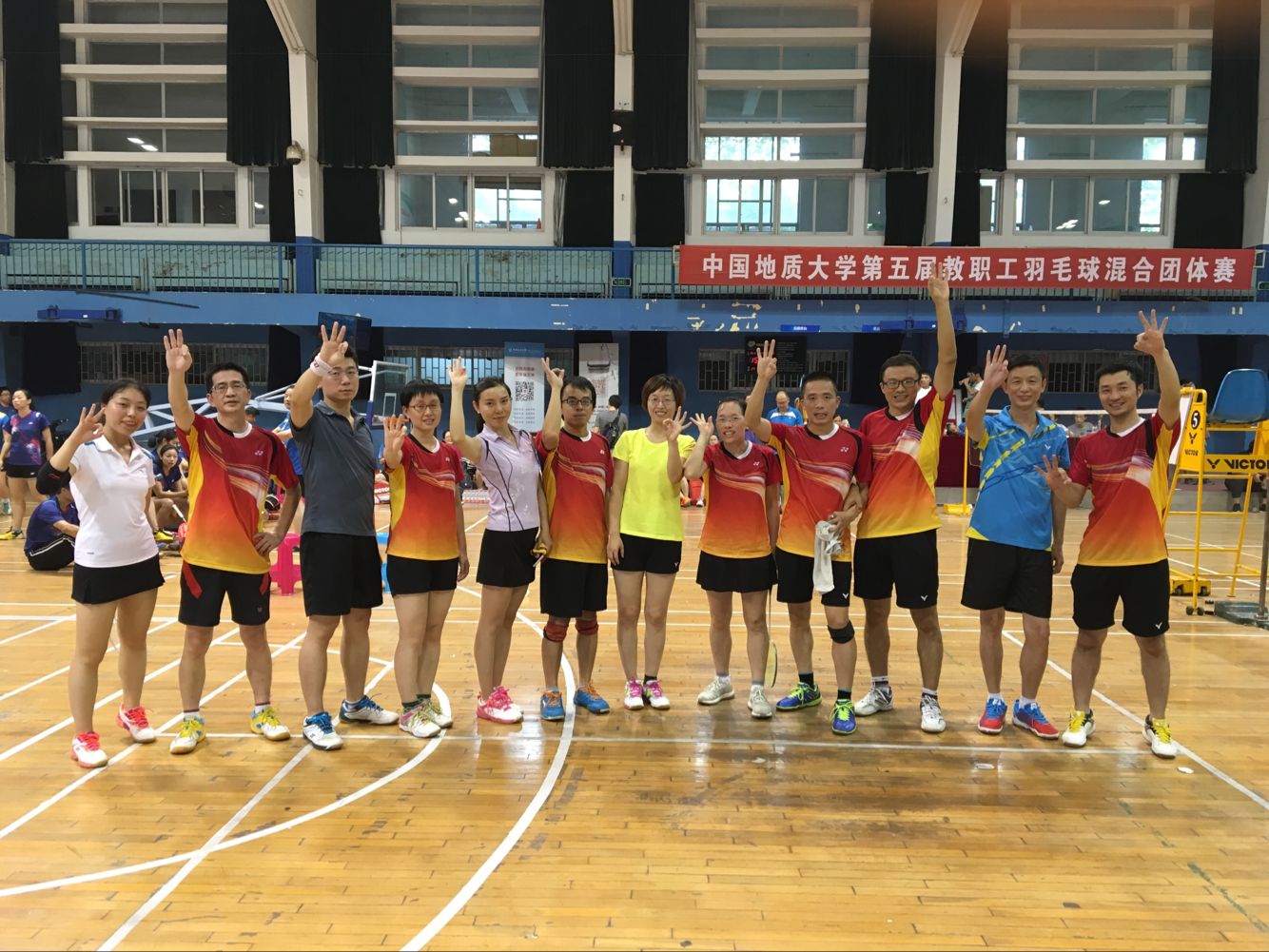 历史性突破-公司羽毛球队挺进校四强