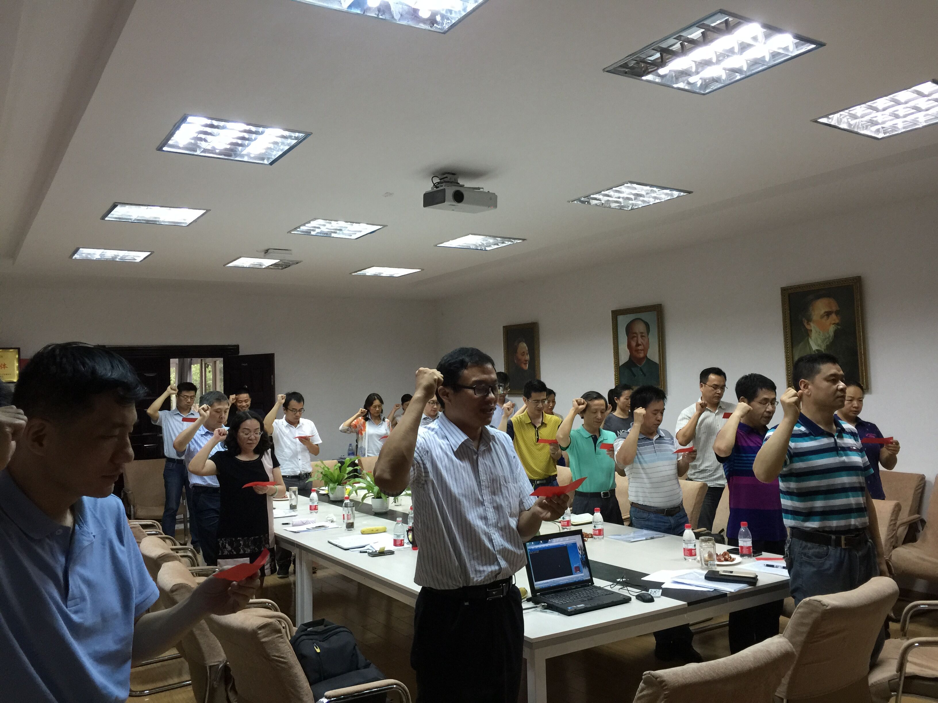 【两学一做】谈球吧全体教职工党员重温入党誓词