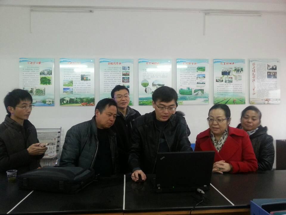 谈球吧为理论热点“面对面”对点帮扶单位英山县乌云山赠送电脑