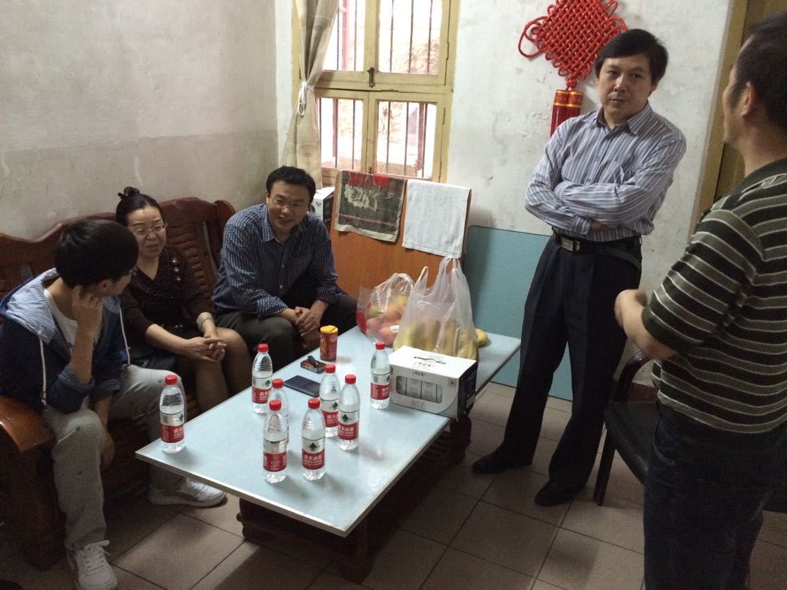 院领导五一之前走访员工宿舍、慰问生病员工