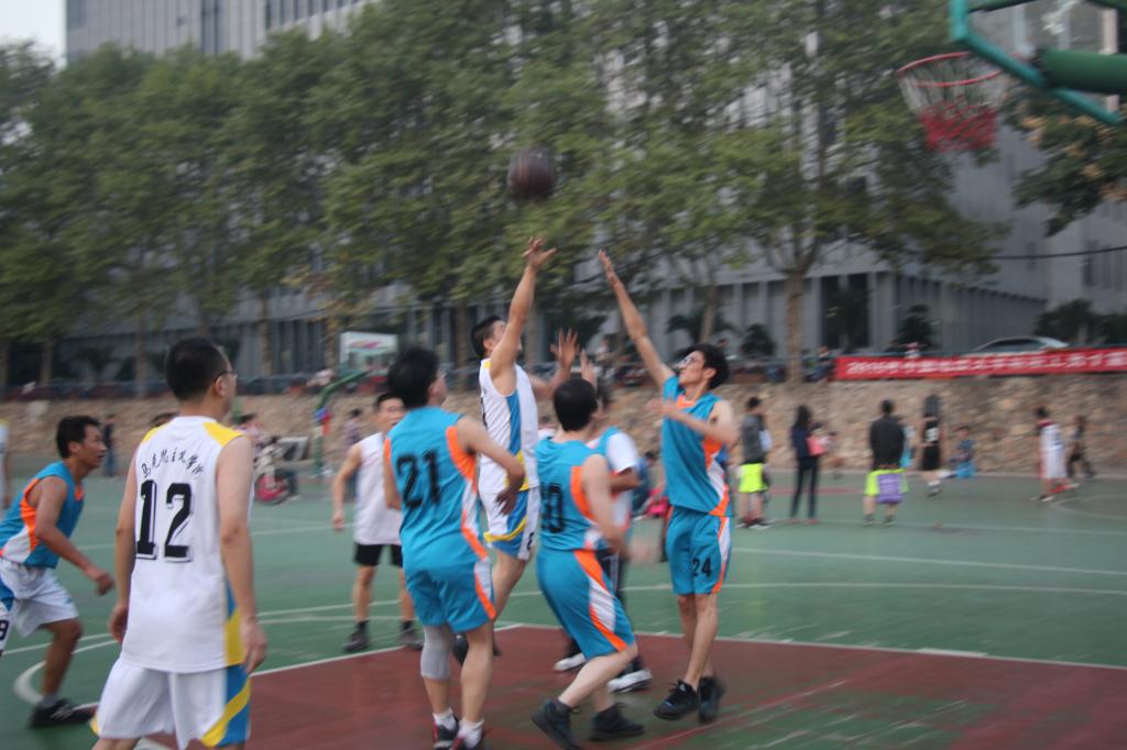 公司男篮赛出​谈球吧精神