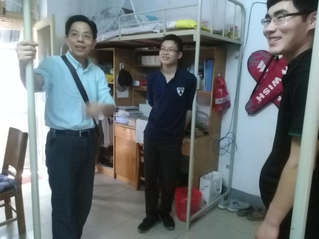 院领导五一之前走访员工宿舍、慰问生病员工