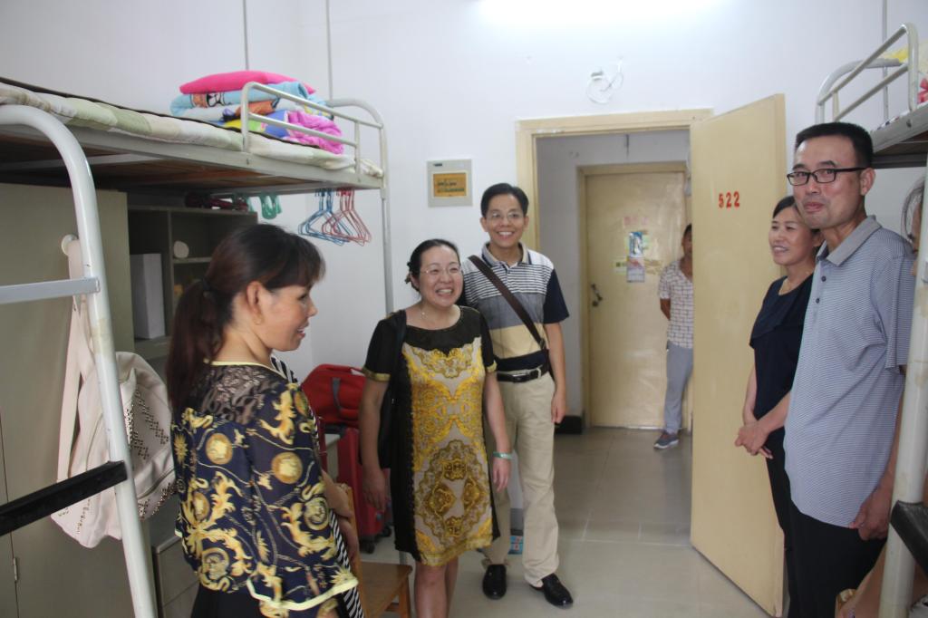 公司领导深入新生宿舍走访慰问