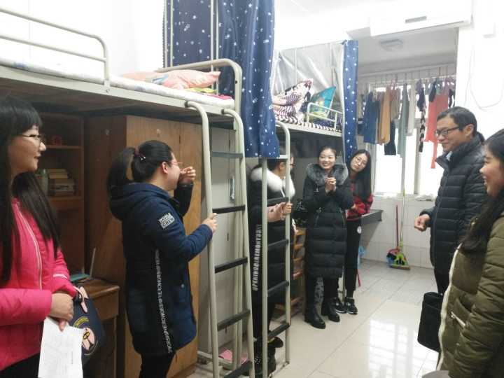 公司领导深入员工宿舍走访慰问